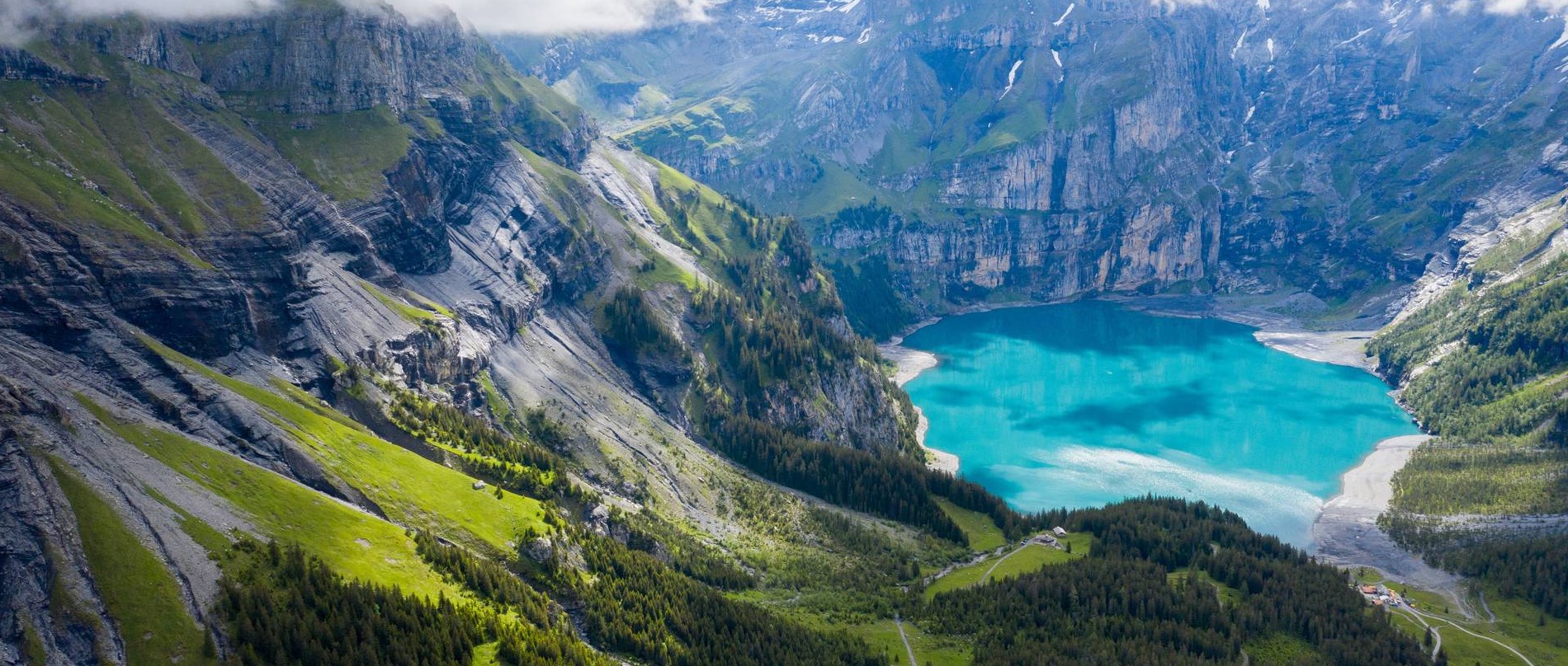 Blick auf den Oeschinensee im Berner Oberland